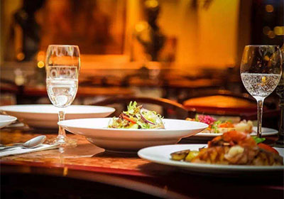 春節(jié)上酒桌，你會(huì)喝瀘州白酒卻不會(huì)倒酒？