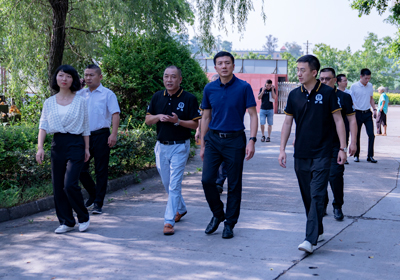 瀘縣縣委書記蒞臨瀘旗股份，關(guān)心品牌企業(yè)發(fā)展